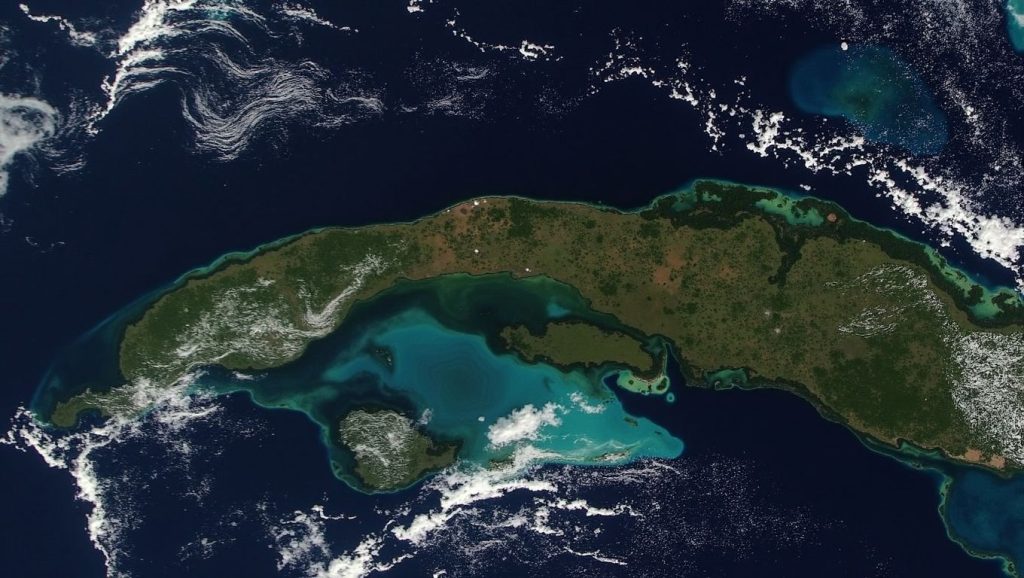Arena y mar en Playa Isla del Sur, Cayo Largo, Cuba