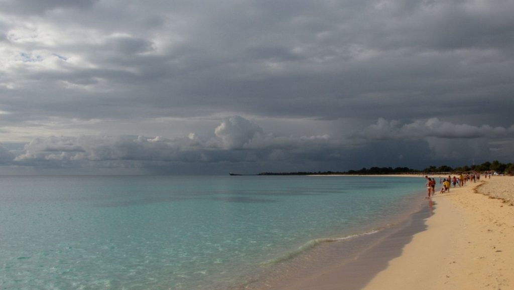 Panorámica de Playa Juraguá con cielo despejado, Santiago de Cuba