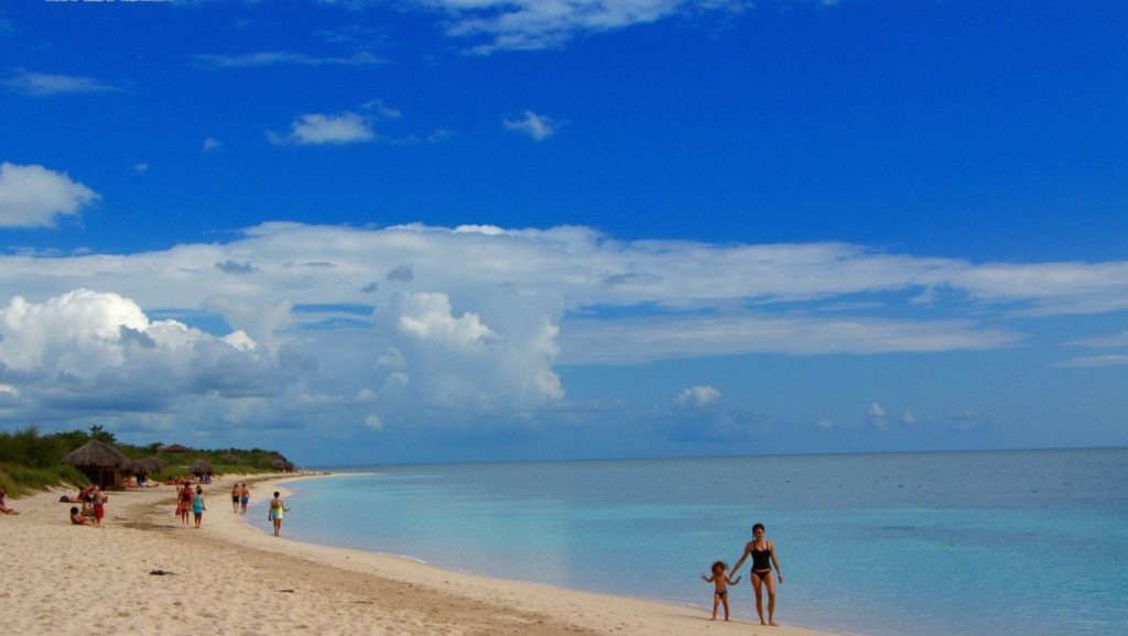 Arena y orilla en Playa Juraguá, Santiago de Cuba, Cuba