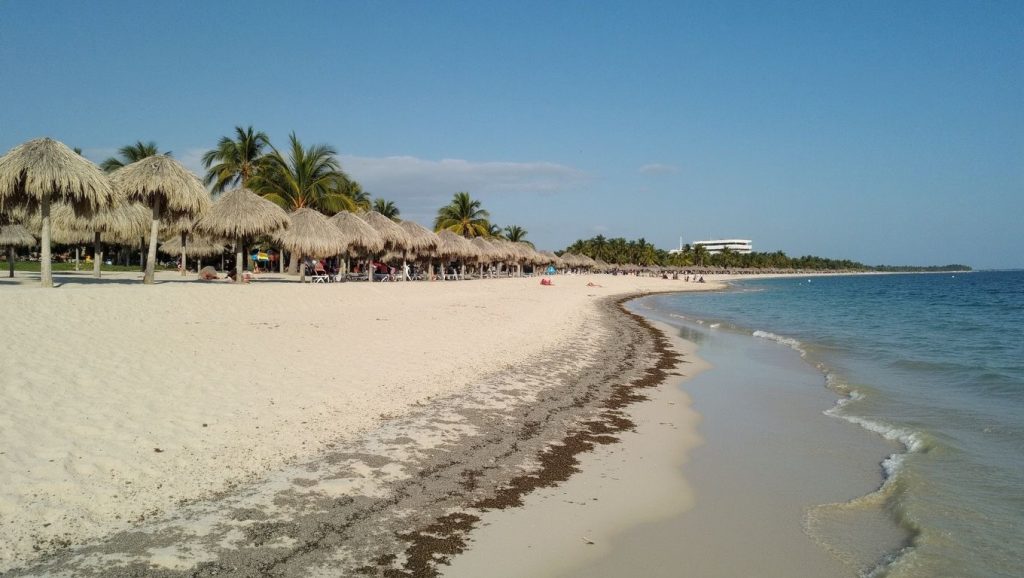 Detalle de arena y agua en Playa Juraguá, Santiago de Cuba