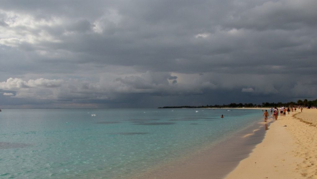 Orilla tranquila de Playa Kawama, playa de Varadero
