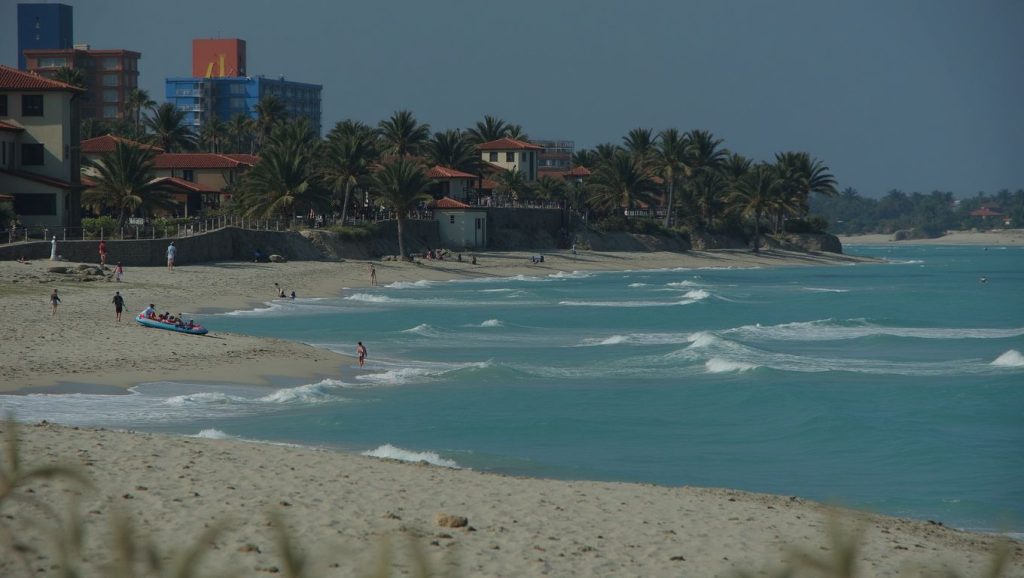 Orilla tranquila de Playa La Boca, playa de Trinidad