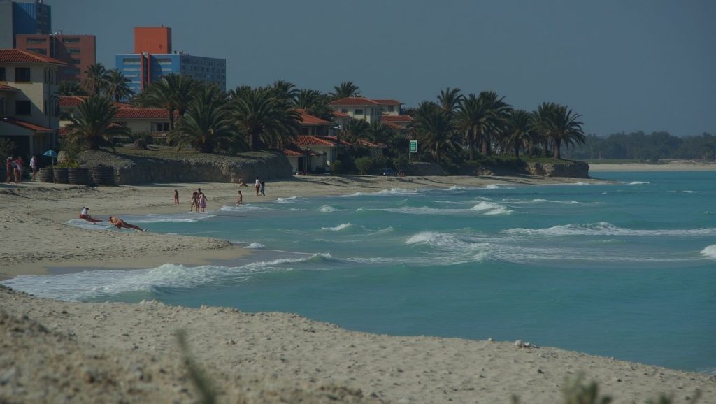 Detalle de arena y agua en Playa La Caimana, Holguín