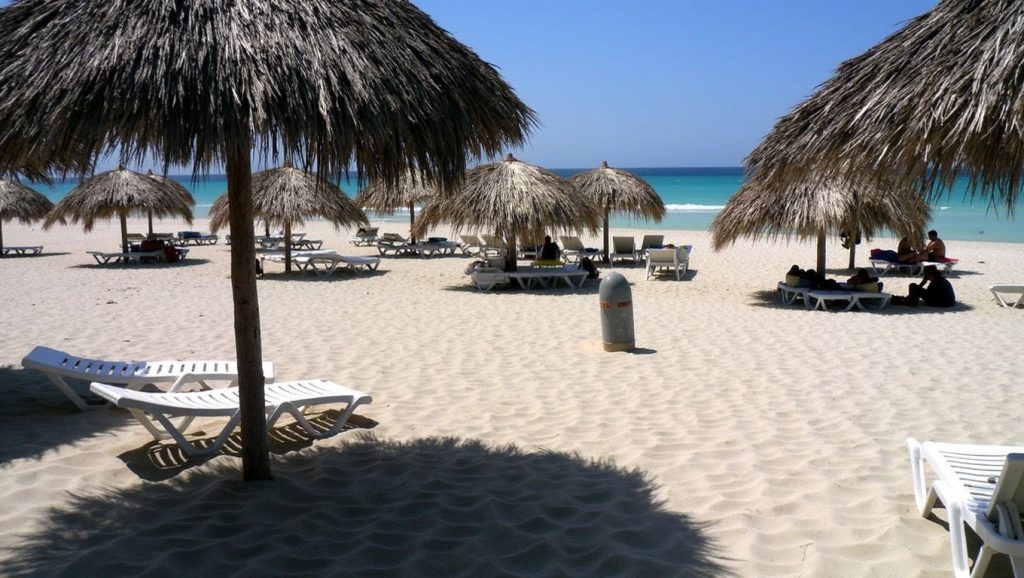 Playa La Caleta desde la arena, Guardalavaca, Cuba