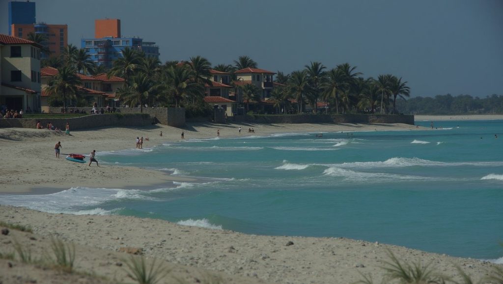 Oleaje en la orilla de Playa La Caleta, costa de Guardalavaca