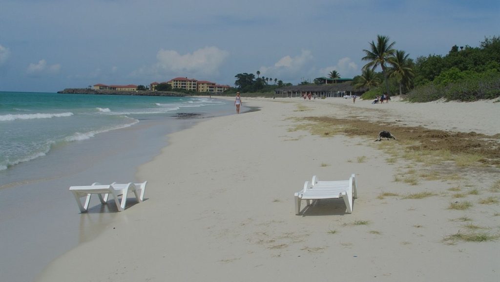 Detalle de arena y agua en Playa La Herradura, Camagüey