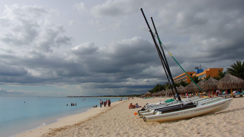 Oleaje en la orilla de Playa La Jaula, costa de Cayo Coco