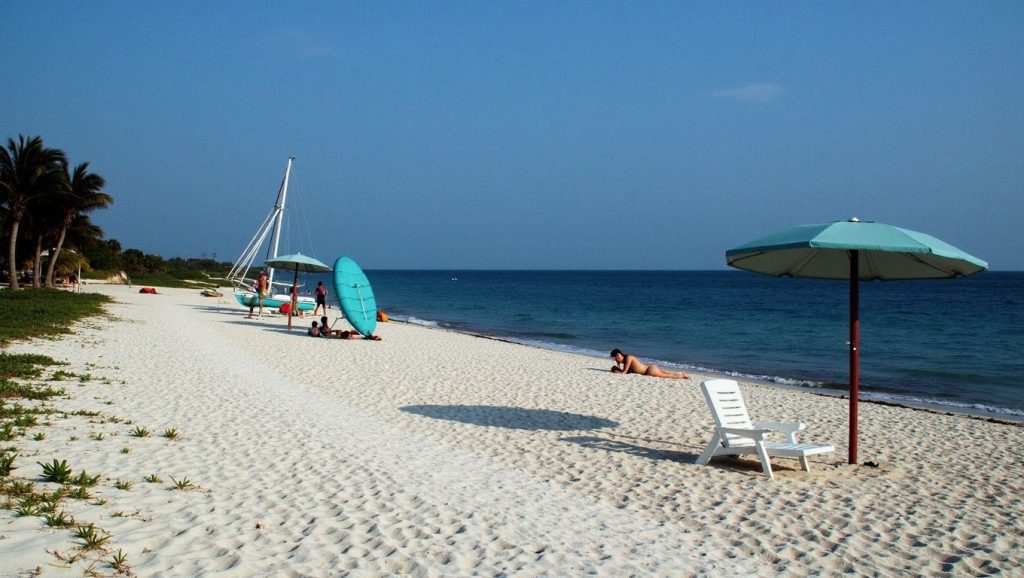Orilla tranquila de Playa La Revocada, playa de Pinar del Río