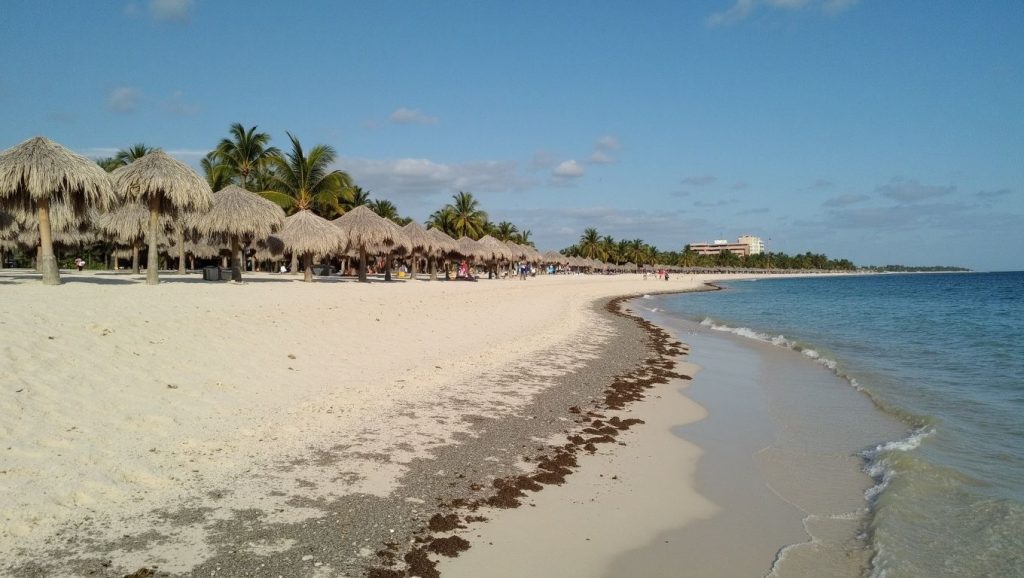 Oleaje en la orilla de Playa La Revolcada, costa de Pinar del Río