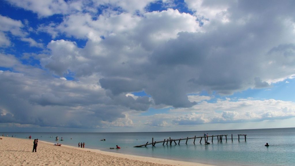 Oleaje en la orilla de Playa Larga Cayo Coco, costa de Cayo Coco