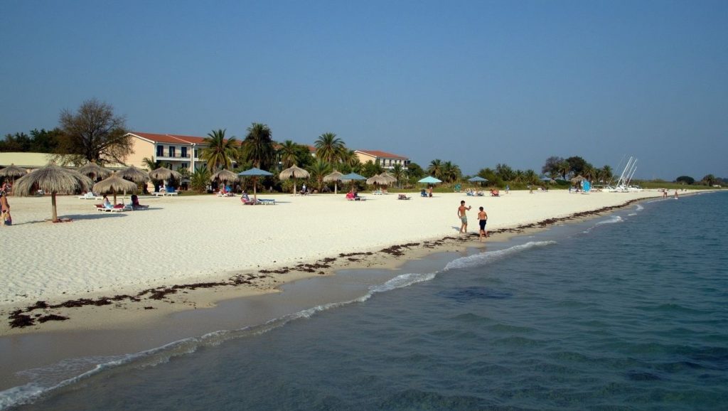 Arena y orilla en Playa Larga, Guardalavaca, Cuba