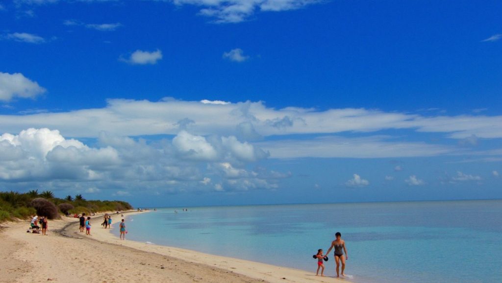 Panorámica de Playa Las Caletas con cielo despejado, Guardalavaca