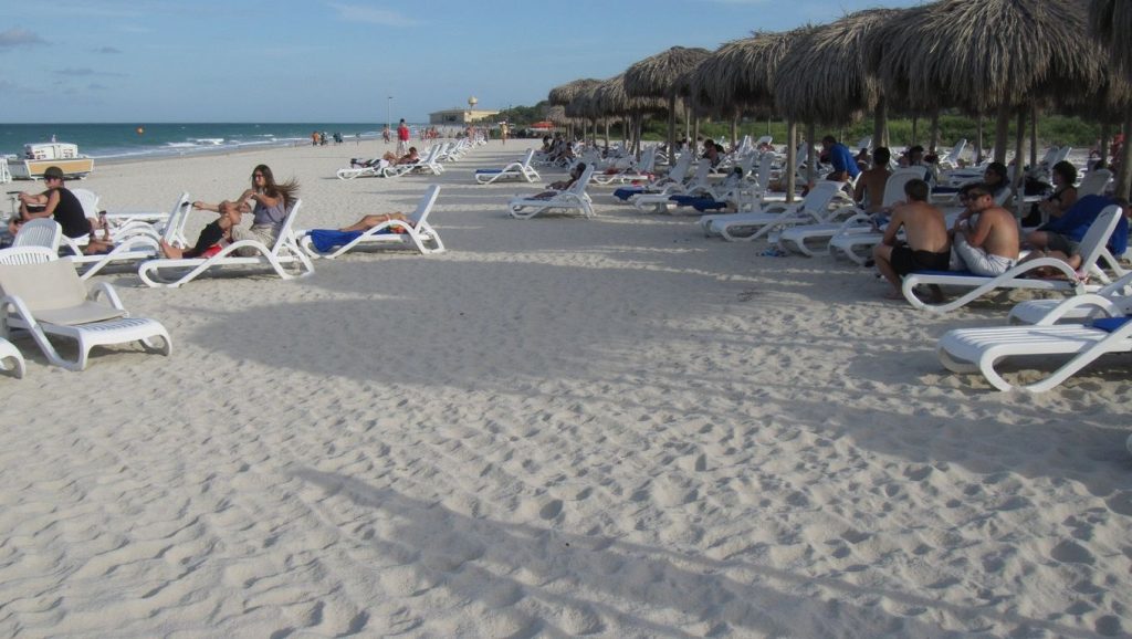 Arena y mar en Playa Las Terrazas, Cayo Guillermo, Cuba