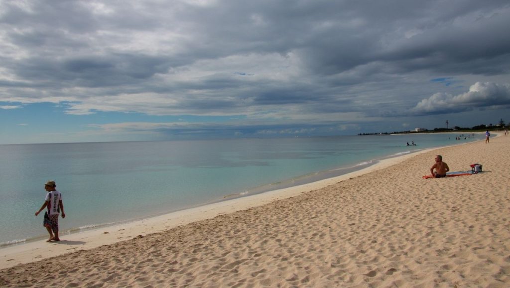 Agua y arena en Playa Madruguilla, Cayo Guillermo