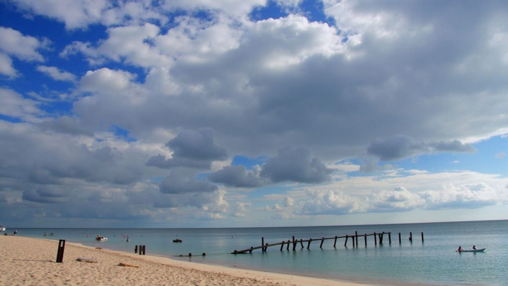 Vista del litoral en Playa Madruguilla, Cayo Guillermo
