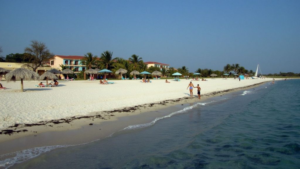 Detalle de arena y agua en Playa Máquina, Bahía de Cochinos