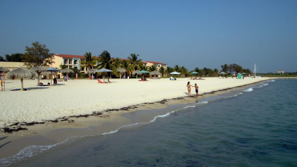 Panorámica de Playa María la Gorda con cielo despejado, Pinar del Río