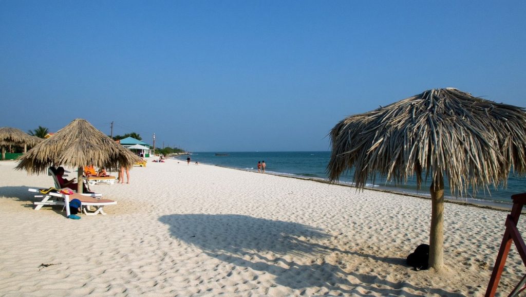 Detalle de arena y agua en Playa María la Gorda, Pinar del Río