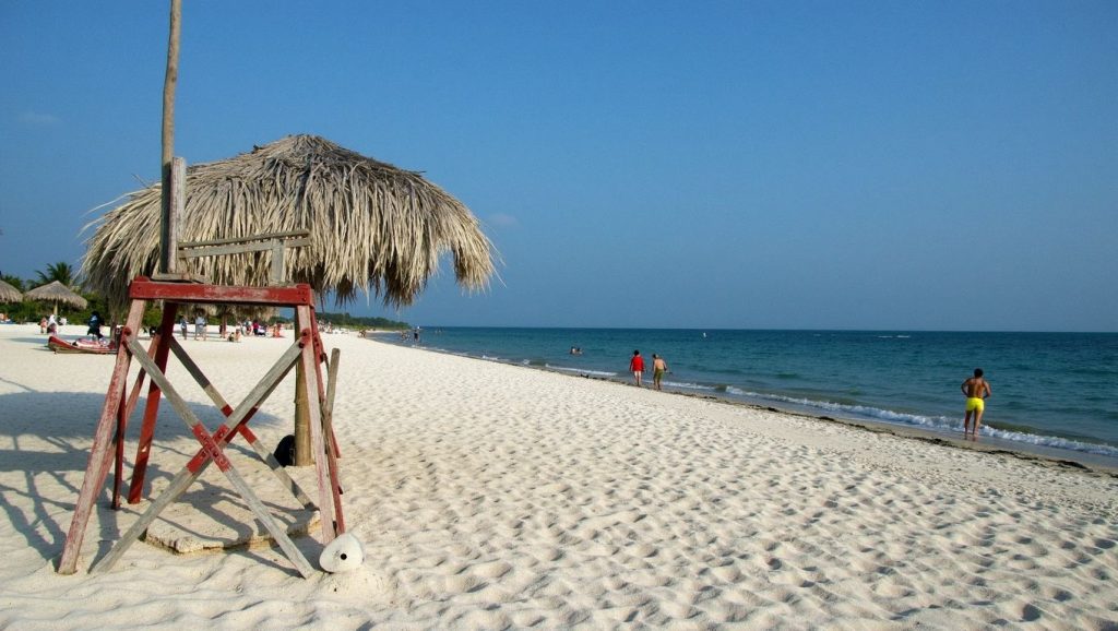Agua y arena en Playa Megano, Playas del Este