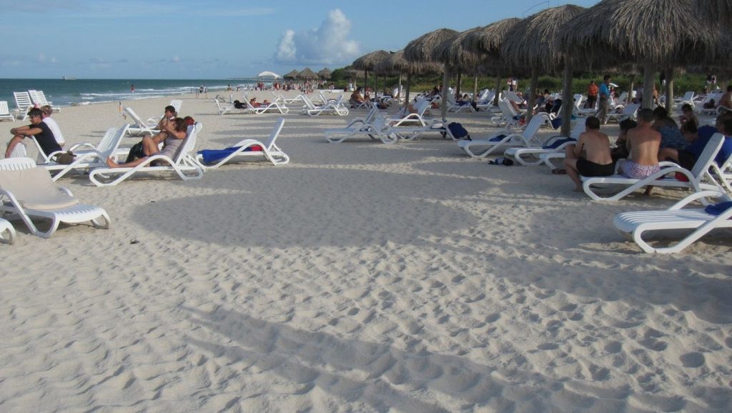 Vista de Playa Menéndez desde la orilla, La Habana