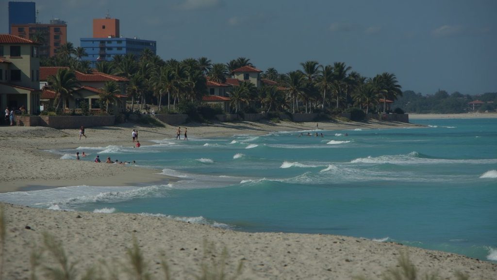 Amplio horizonte marino en Playa Menéndez, La Habana