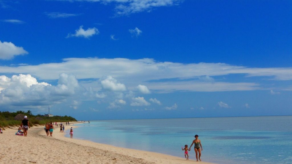 Panorámica de Playa Miel con cielo despejado, Holguín