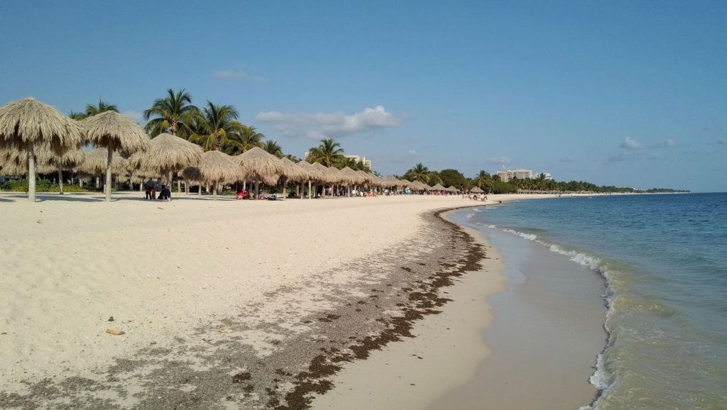 Acceso a Playa Miel desde el aparcamiento, Holguín
