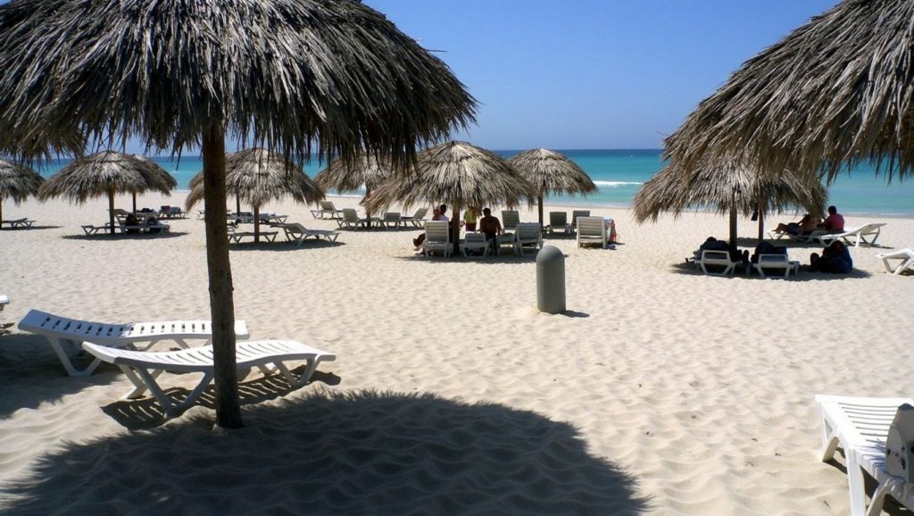 Orilla de Playa Nima Nima con olas suaves en Santiago de Cuba