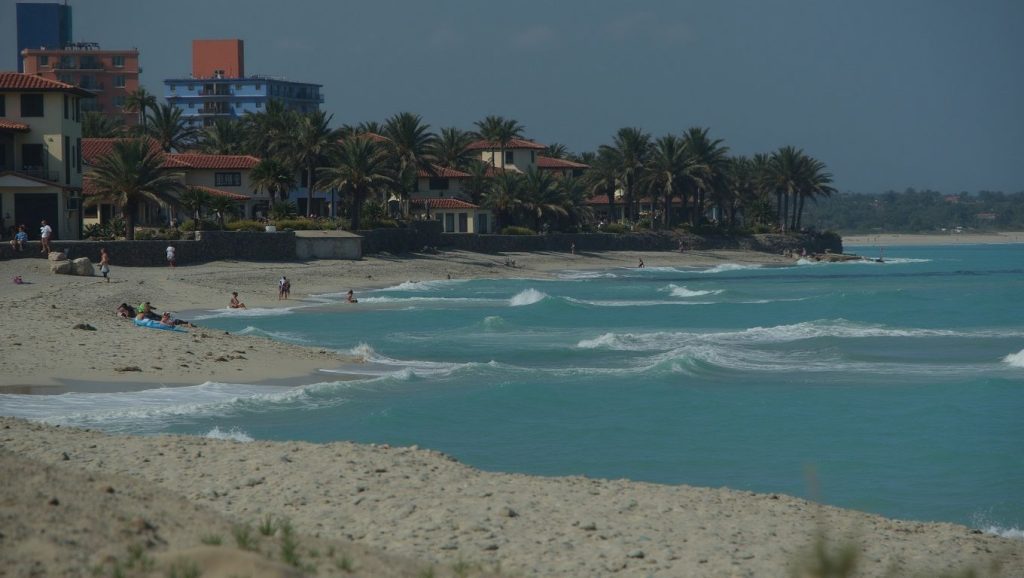 Acceso a Playa Nima Nima desde el aparcamiento, Santiago de Cuba