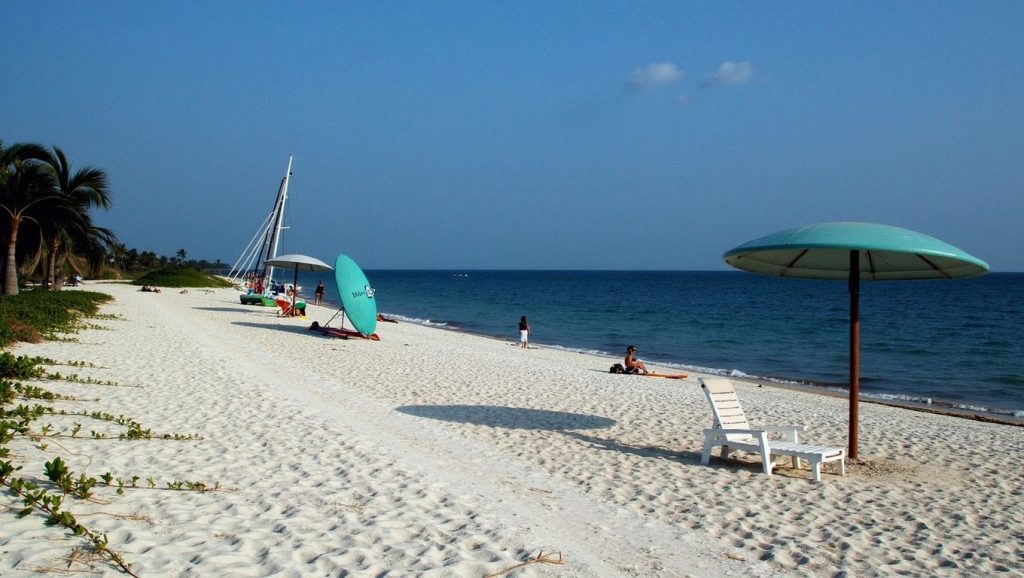Detalle de arena y agua en playa Perjuicio, Pinar del Río