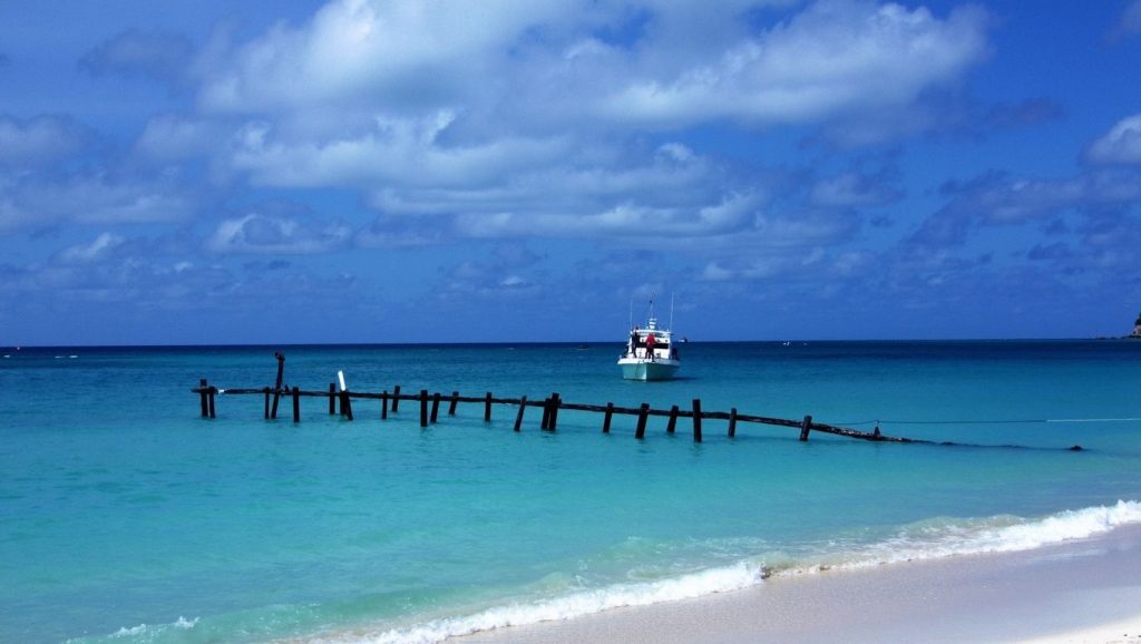 Oleaje en la orilla de Playa Pesquero, costa de Guardalavaca