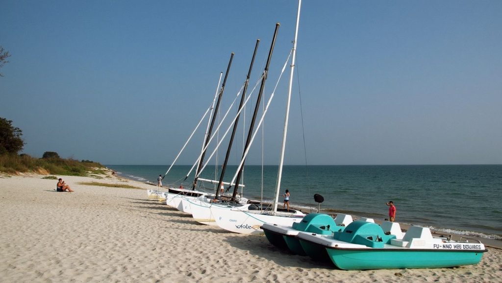 Primer plano de la orilla de Playa Pesquero, Guardalavaca