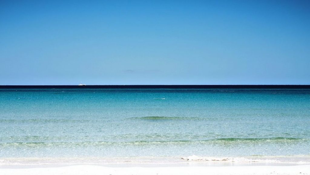 Arena y mar en Playa piño, Cayo Coco, Cuba