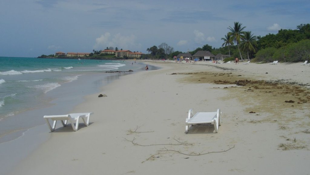 Orilla de Playa piño con olas suaves en Cayo Coco