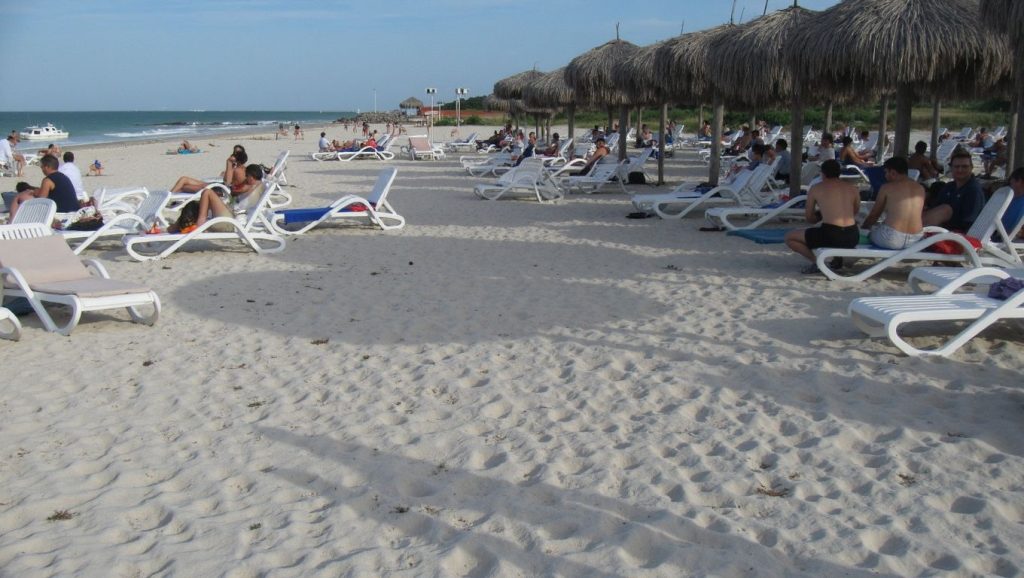 Primer plano de la orilla de Playa piño, Cayo Coco
