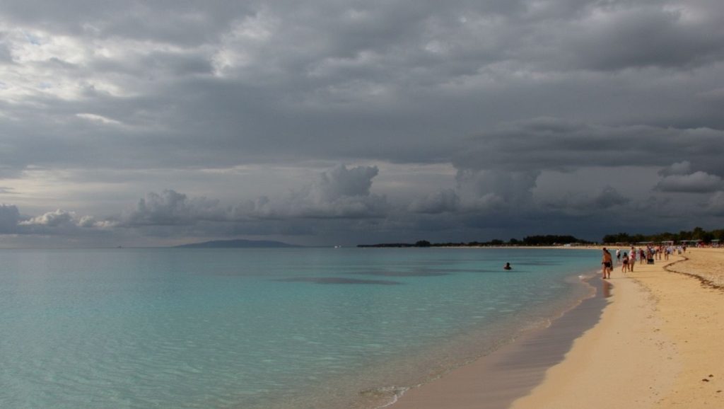 Arena y mar en Playa Prohibida, Cayo Coco, Cuba