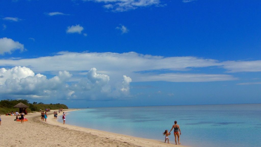 Arena y orilla en Playa Prohibida, Cayo Coco, Cuba