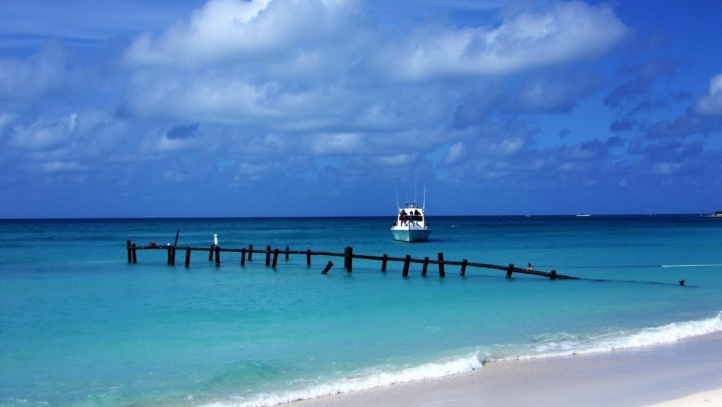 Primer plano de la orilla de Playa Punta Gorda, Santa Lucía