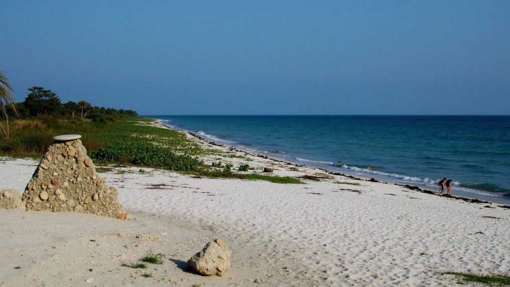 Costa de Santa Lucía desde Playa Punta Gorda, Cuba
