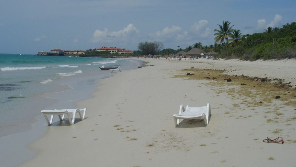 Panorámica de Playa República Democrática Alemana con cielo despejado, Bahía de Cochinos