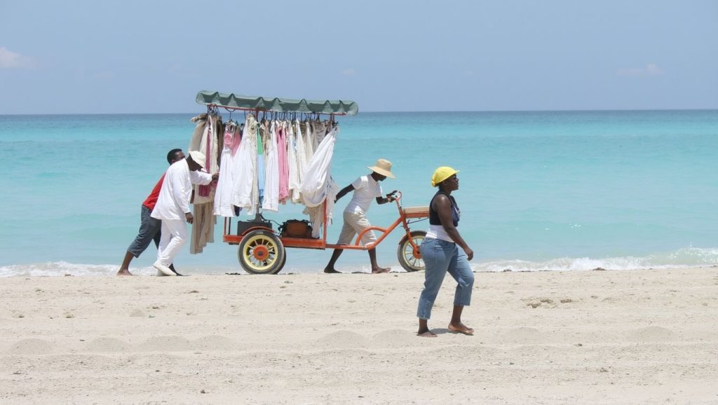 Olas rompiendo en Playa República Democrática Alemana, Bahía de Cochinos