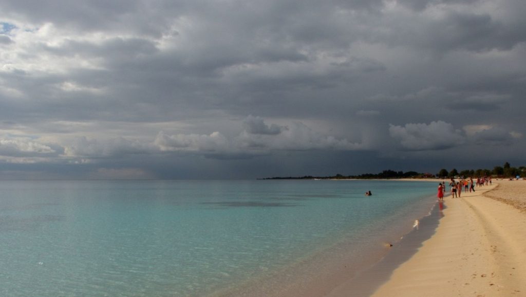 Arena y mar en playa Resguardo, Pinar del Río, Cuba