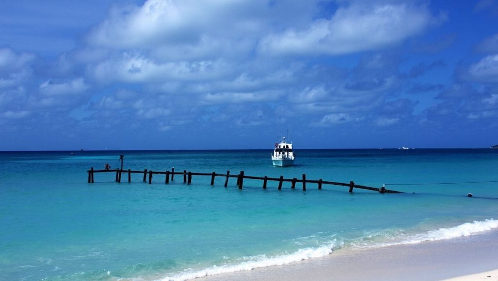 Arena y orilla en Playa Río Seco, Guardalavaca, Cuba