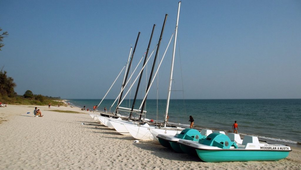 Primer plano de la orilla de Playa Río Seco, Guardalavaca