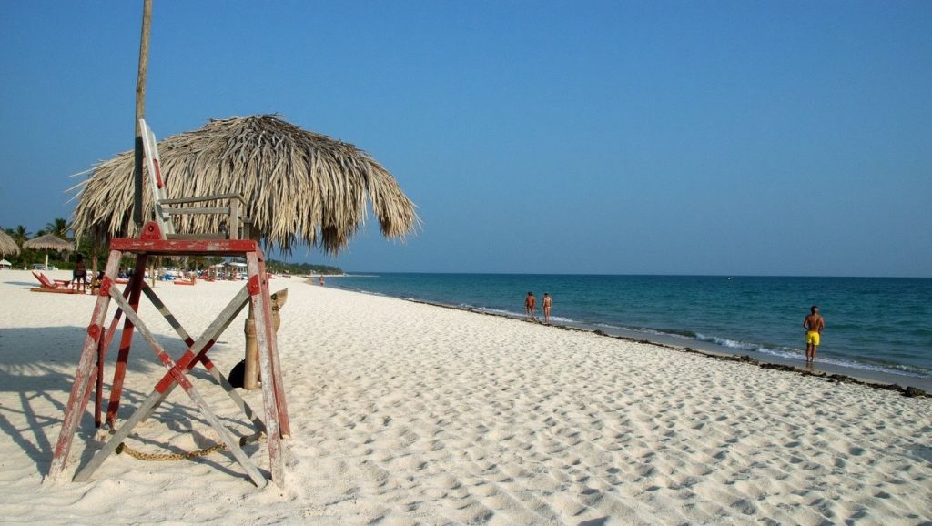 Arena y mar en Playa Roja, Isla de la Juventud, Cuba