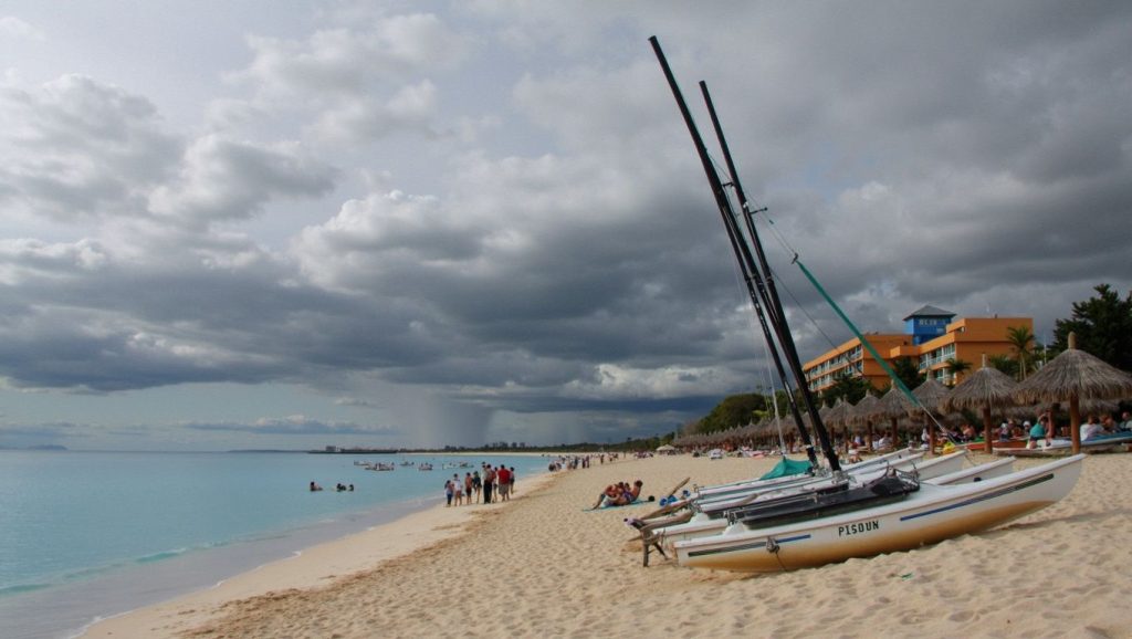 Arena y mar en Playa Sabanalamar, Baracoa, Cuba