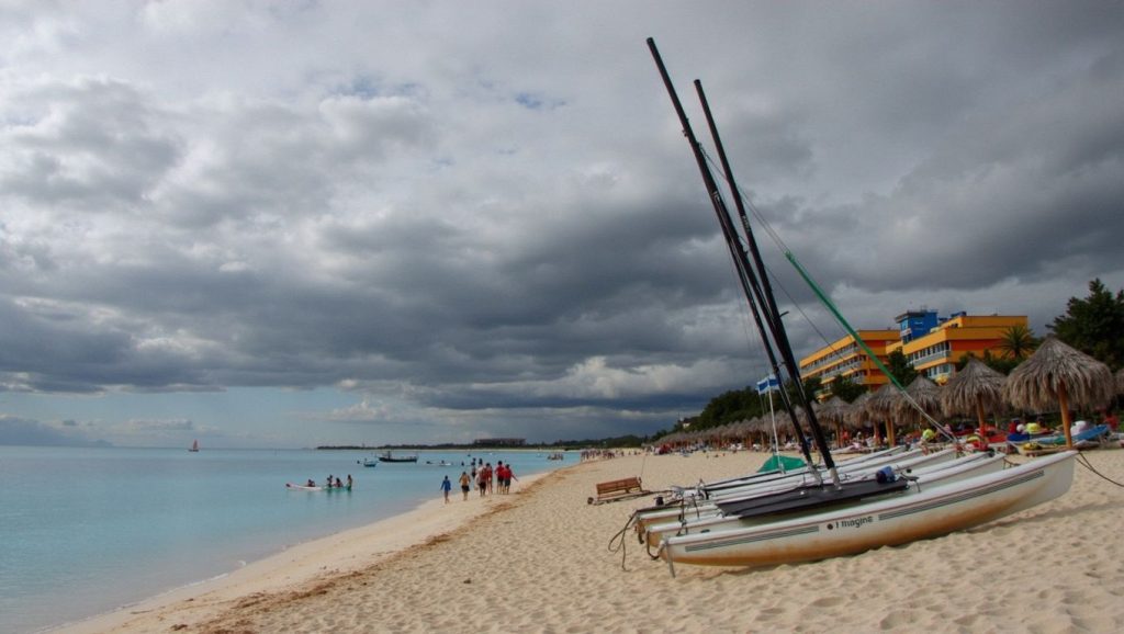 Amplio horizonte marino en Playa Santa Isabel, Camagüey