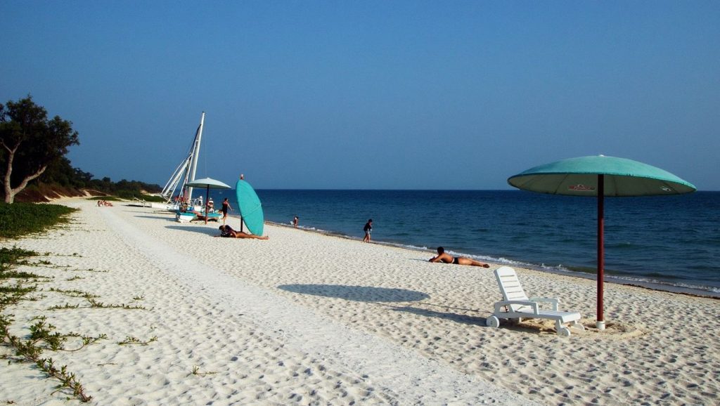 Panorámica de Playa Sardinero con cielo despejado, Santiago de Cuba