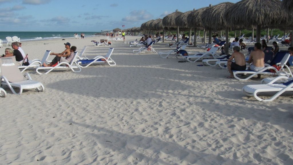 Orilla de Playa Sirena con olas suaves en Cayo Largo
