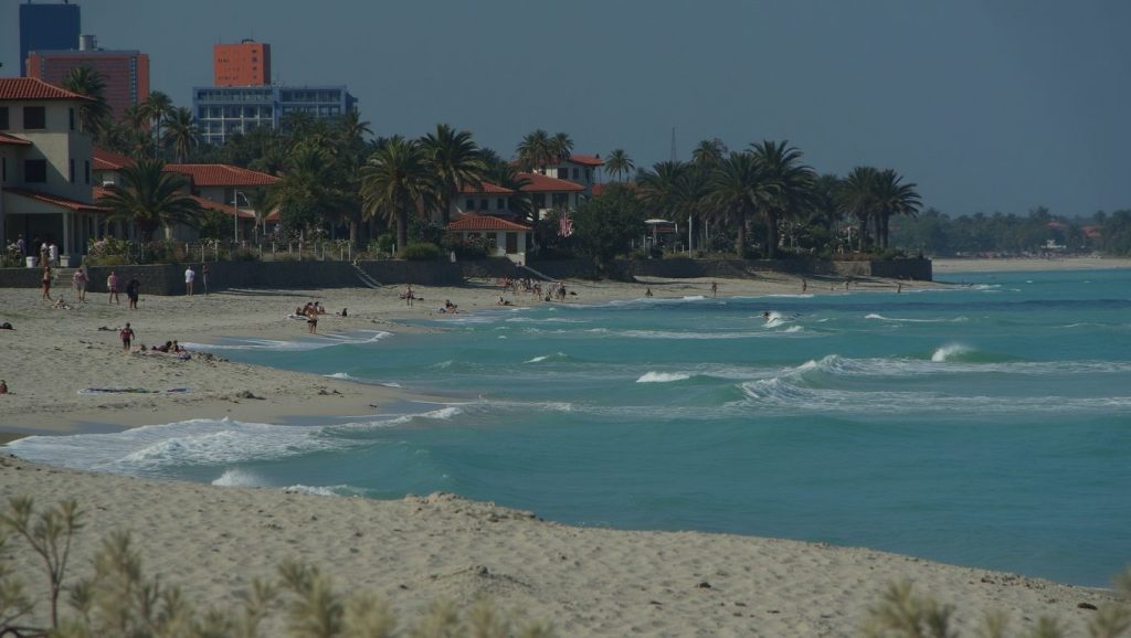 Orilla de Playa Tinito-Cupet con olas suaves en Santiago de Cuba